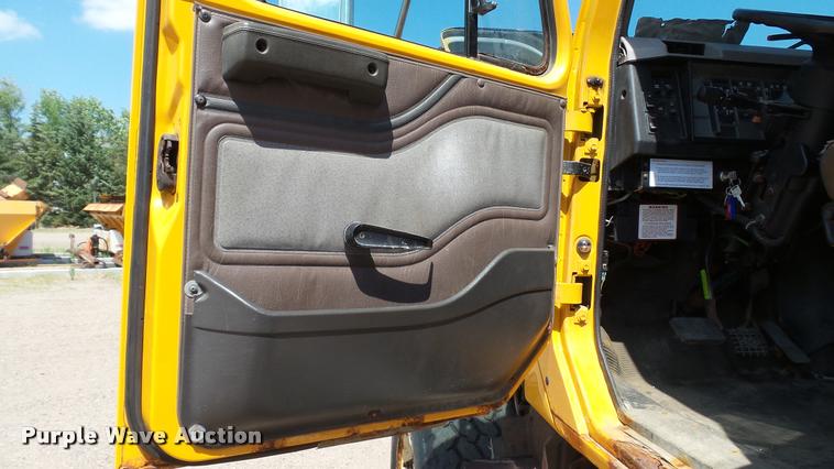 image for item DB9343 2001 International F2554 dump truck