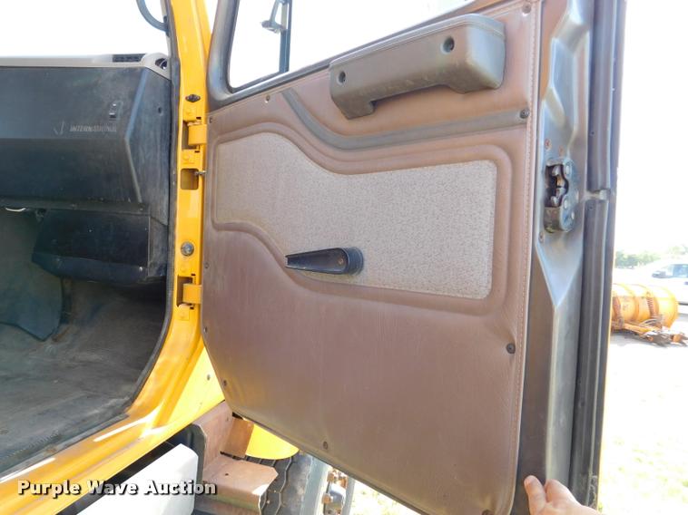 image for item DB9463 2000 International F2554 dump truck