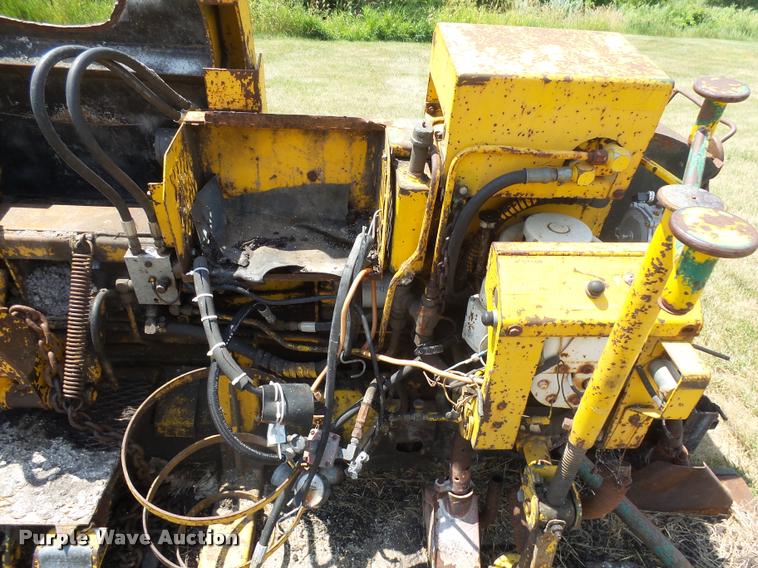 image for item DH9678 1982 Layton F-525 paver