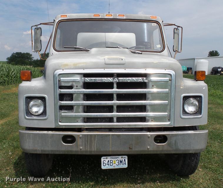 image for item DA1114 1979 International 1824 chemical tank truck