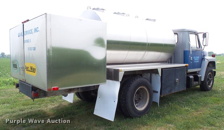 image for item DA1114 1979 International 1824 chemical tank truck