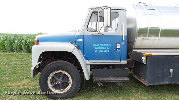image for item DA1114 1979 International 1824 chemical tank truck