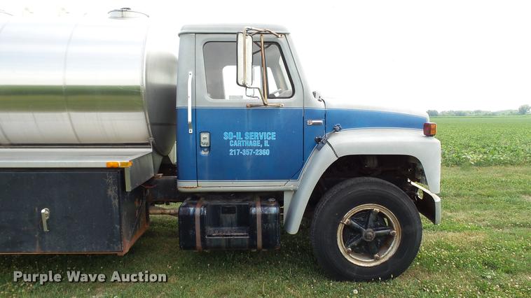 image for item DA1114 1979 International 1824 chemical tank truck