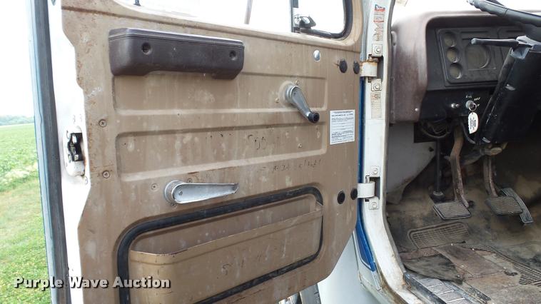 image for item DA1114 1979 International 1824 chemical tank truck