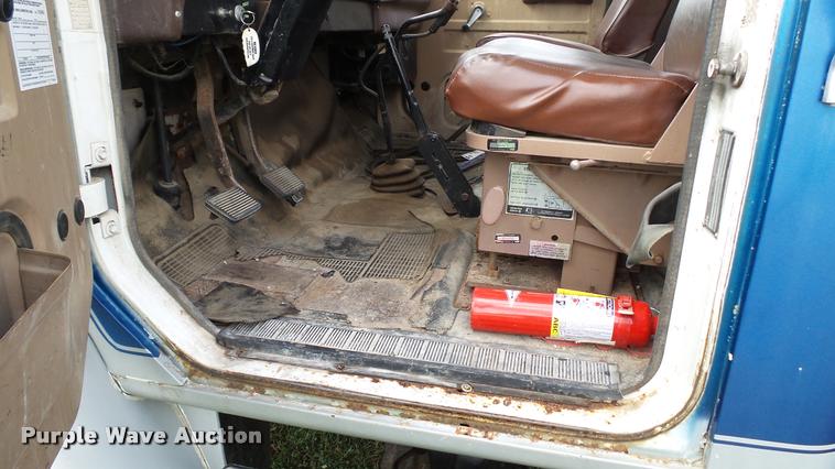 image for item DA1114 1979 International 1824 chemical tank truck