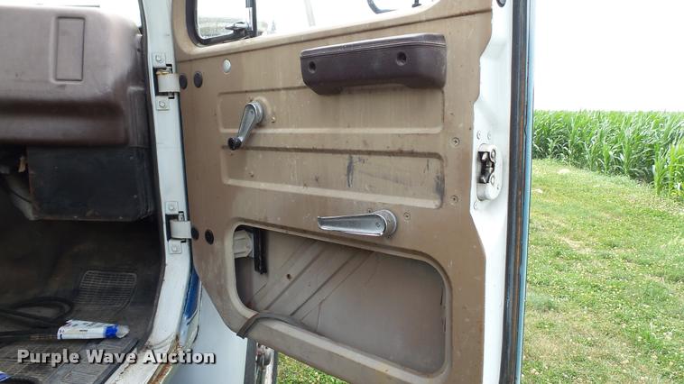 image for item DA1114 1979 International 1824 chemical tank truck