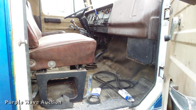 image for item DA1114 1979 International 1824 chemical tank truck