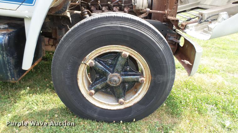 image for item DA1114 1979 International 1824 chemical tank truck