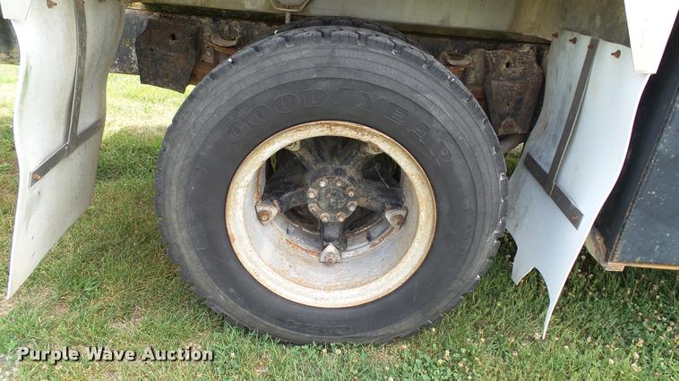 image for item DA1114 1979 International 1824 chemical tank truck