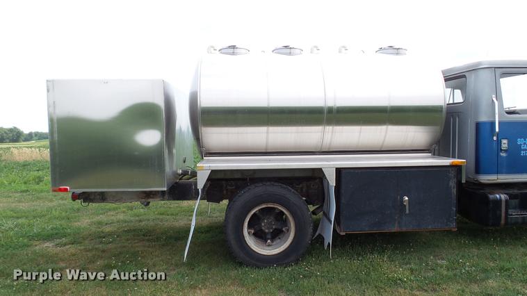 image for item DA1114 1979 International 1824 chemical tank truck