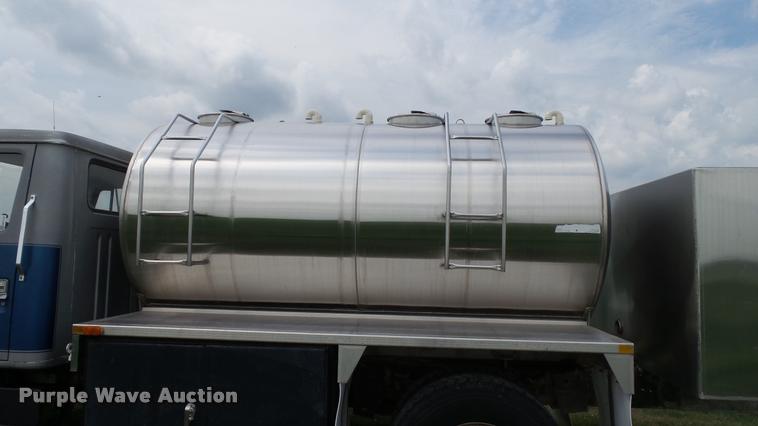 image for item DA1114 1979 International 1824 chemical tank truck
