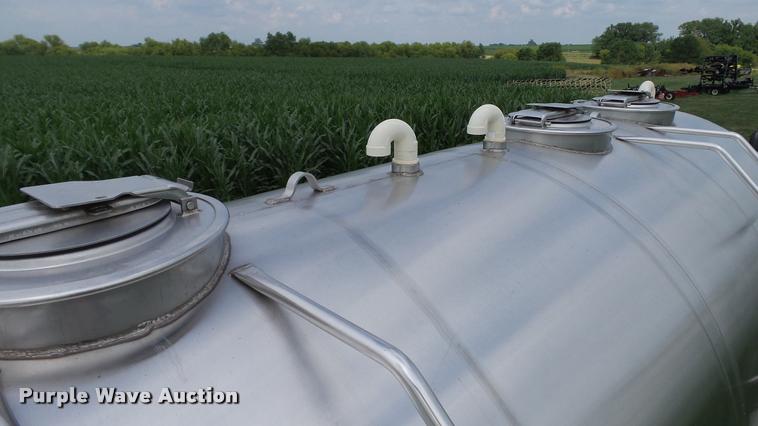 image for item DA1114 1979 International 1824 chemical tank truck