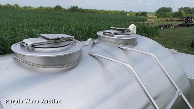 image for item DA1114 1979 International 1824 chemical tank truck