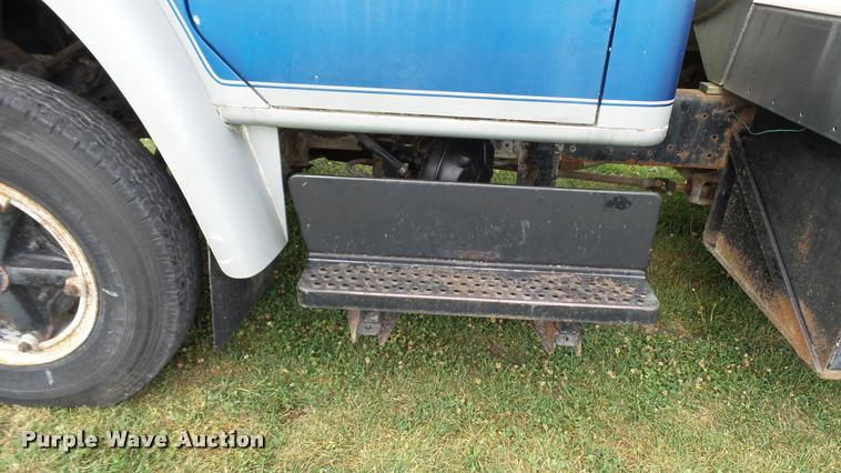 image for item DA1114 1979 International 1824 chemical tank truck