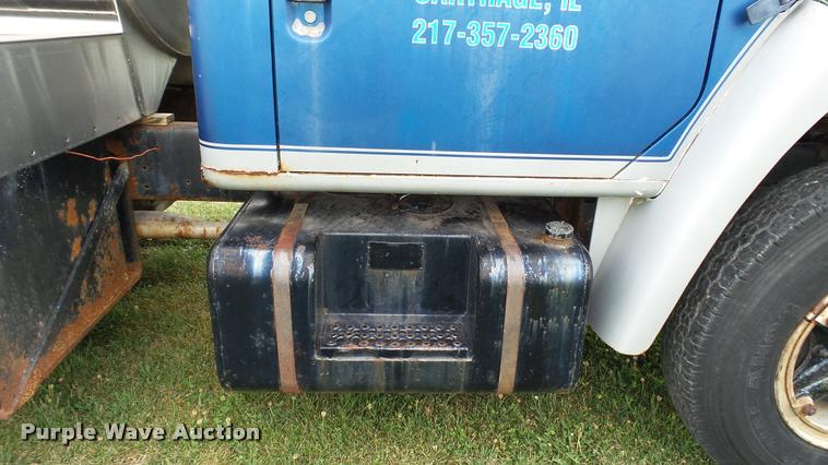 image for item DA1114 1979 International 1824 chemical tank truck