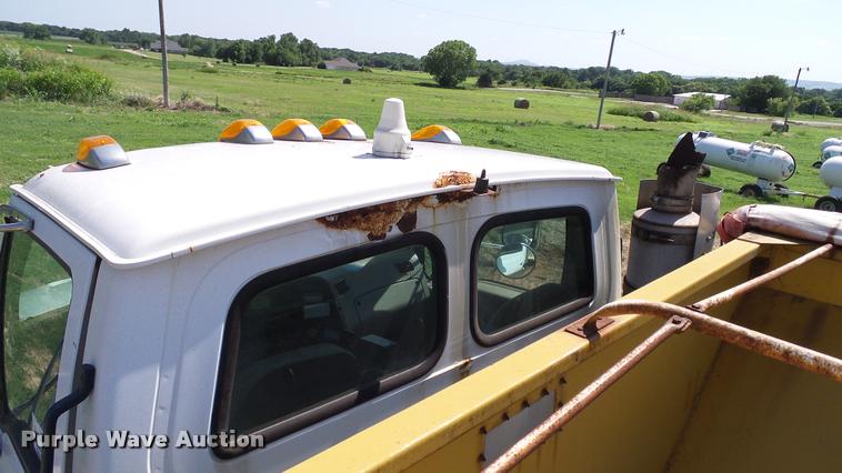 image for item DA6776 1999 Sterling L8513 Stahly Field Cruiser applicator truck