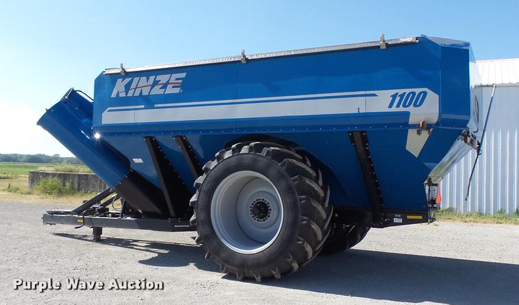 image for item DB5773 2013 Kinze 1100 grain cart