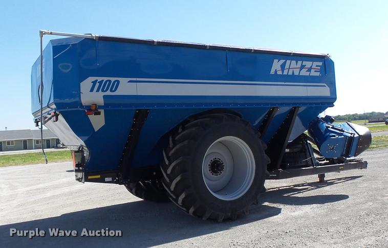 image for item DB5773 2013 Kinze 1100 grain cart