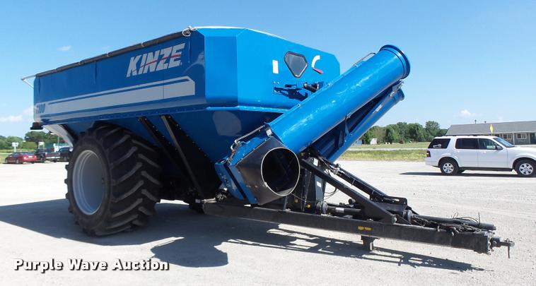 image for item DB5773 2013 Kinze 1100 grain cart
