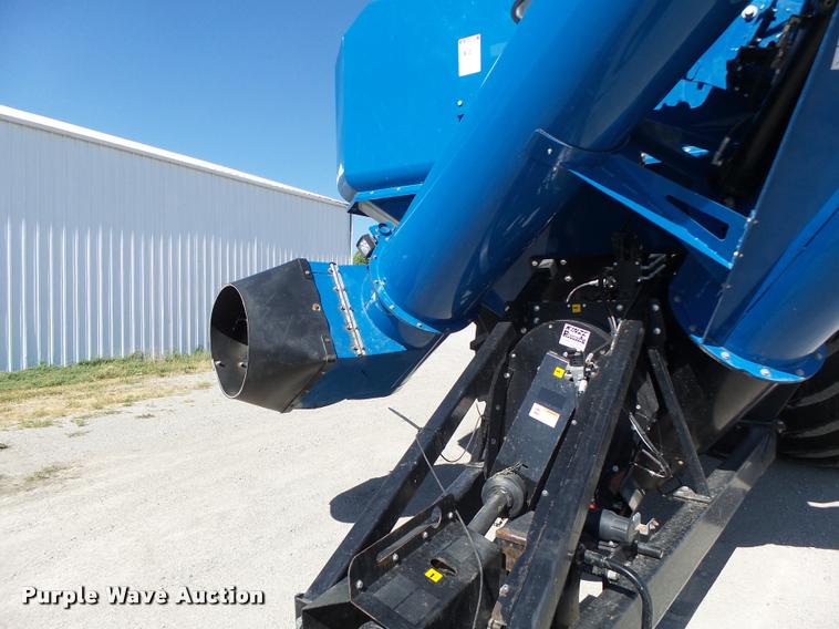 image for item DB5773 2013 Kinze 1100 grain cart