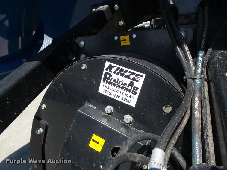 image for item DB5773 2013 Kinze 1100 grain cart