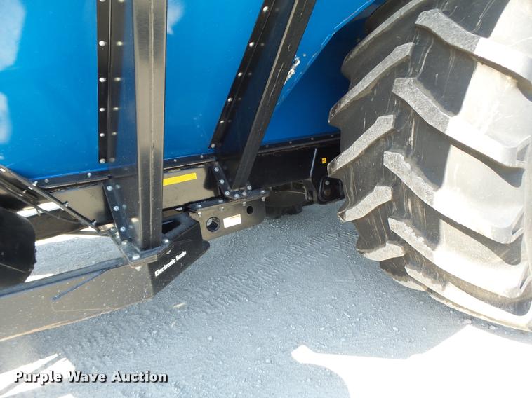 image for item DB5773 2013 Kinze 1100 grain cart