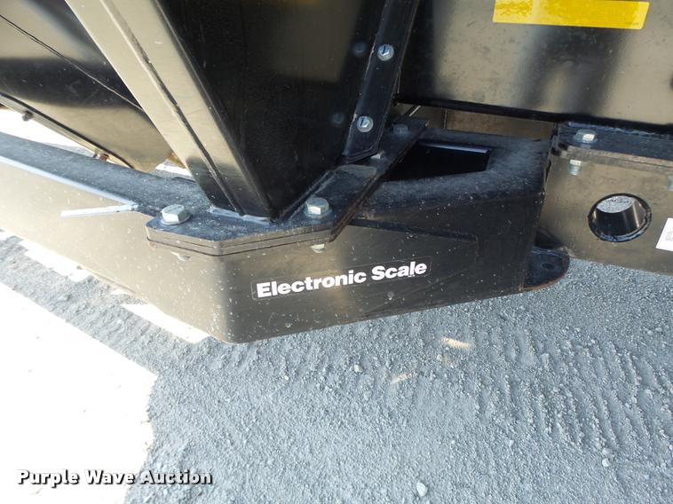 image for item DB5773 2013 Kinze 1100 grain cart