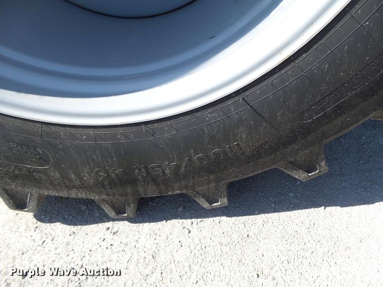 image for item DB5773 2013 Kinze 1100 grain cart