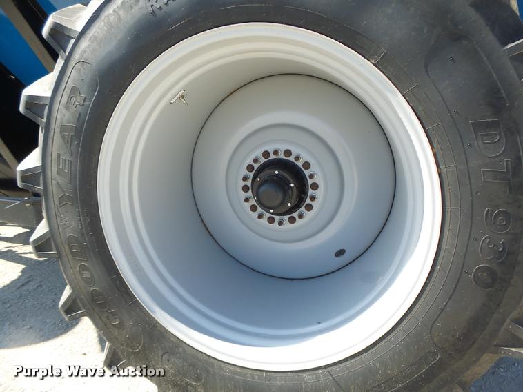 image for item DB5773 2013 Kinze 1100 grain cart