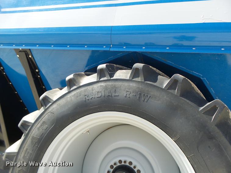 image for item DB5773 2013 Kinze 1100 grain cart