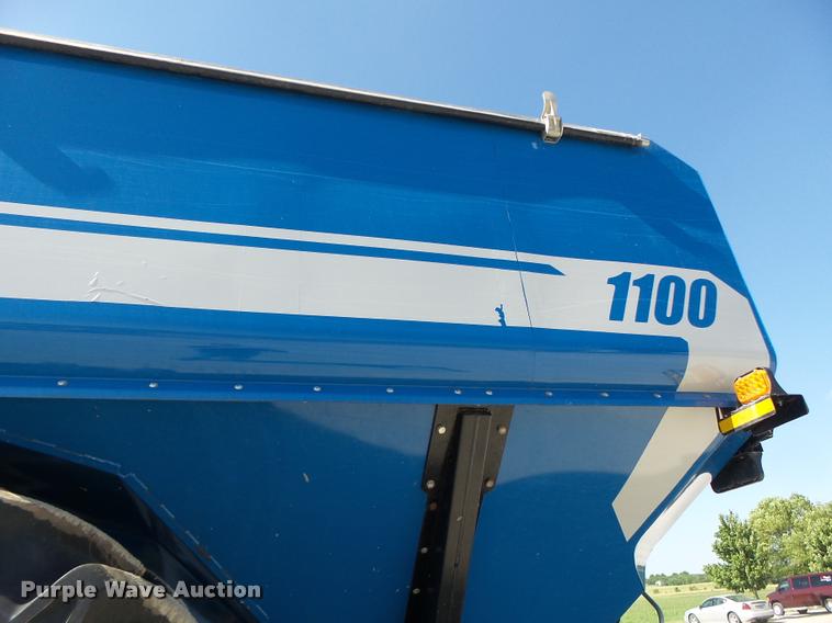image for item DB5773 2013 Kinze 1100 grain cart