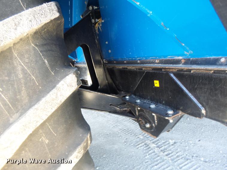 image for item DB5773 2013 Kinze 1100 grain cart