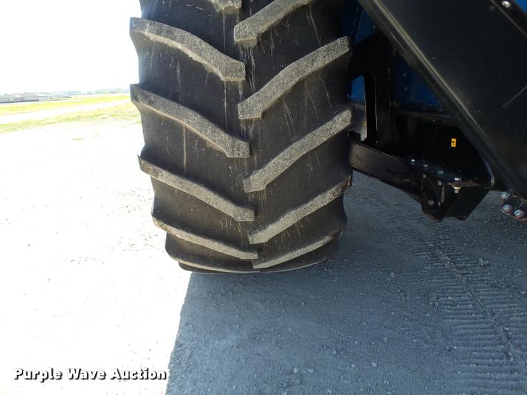 image for item DB5773 2013 Kinze 1100 grain cart