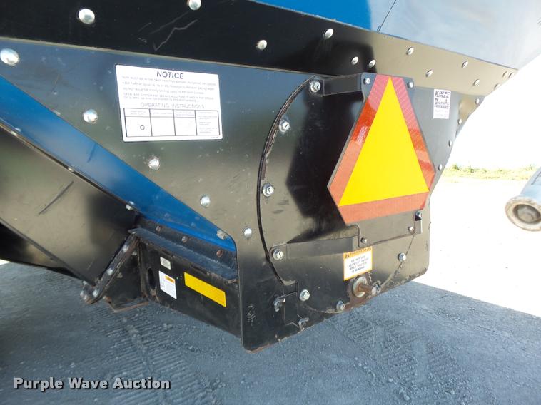 image for item DB5773 2013 Kinze 1100 grain cart