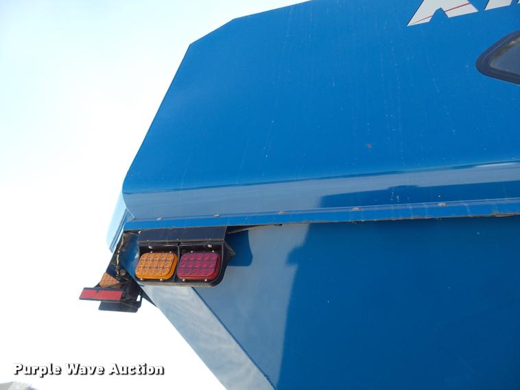 image for item DB5773 2013 Kinze 1100 grain cart
