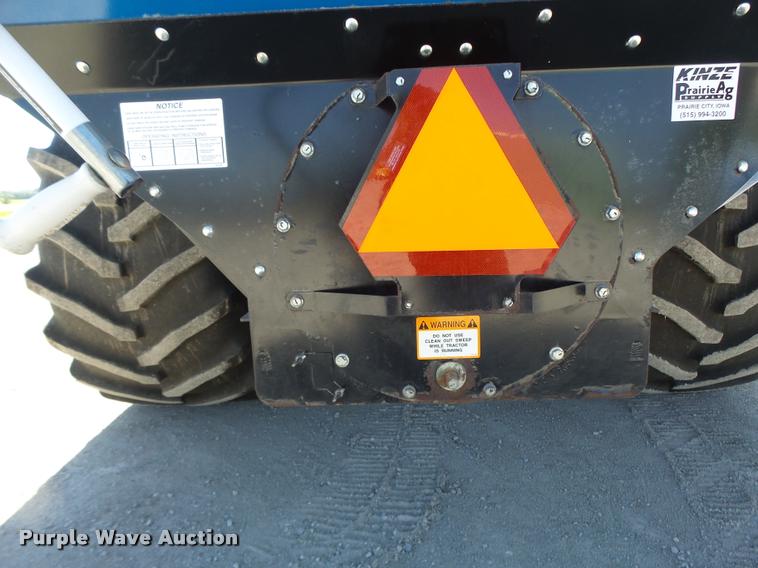 image for item DB5773 2013 Kinze 1100 grain cart