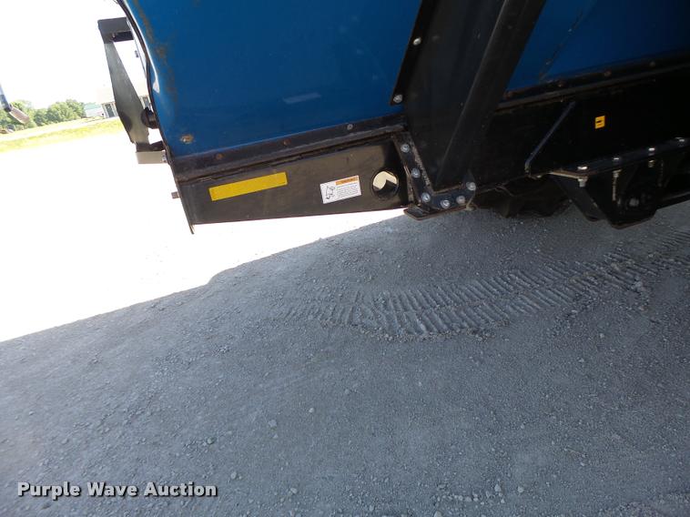 image for item DB5773 2013 Kinze 1100 grain cart