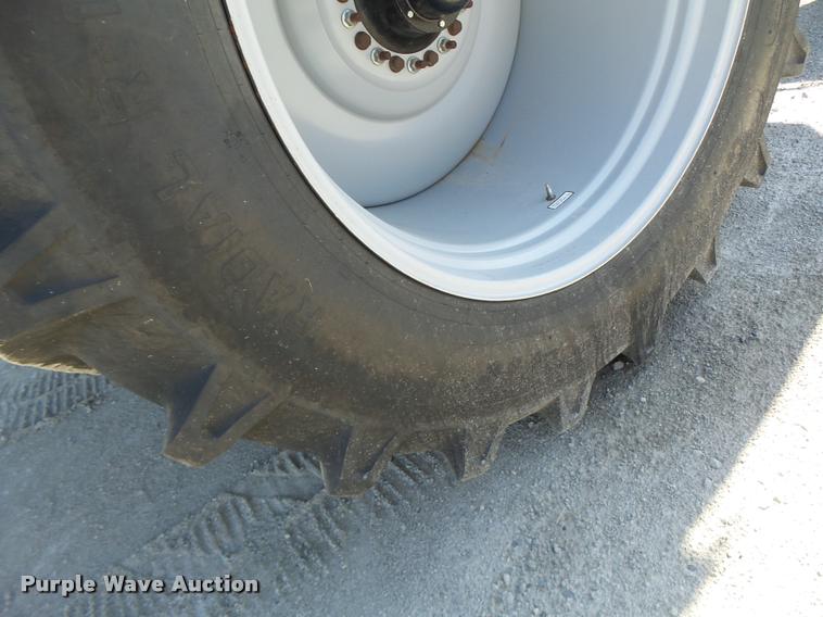 image for item DB5773 2013 Kinze 1100 grain cart