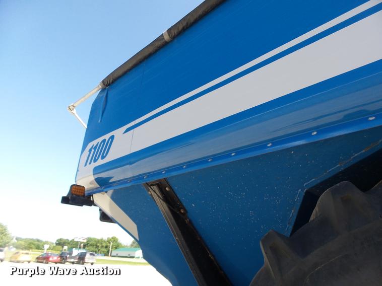 image for item DB5773 2013 Kinze 1100 grain cart