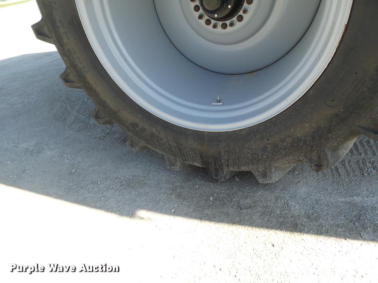 image for item DB5773 2013 Kinze 1100 grain cart