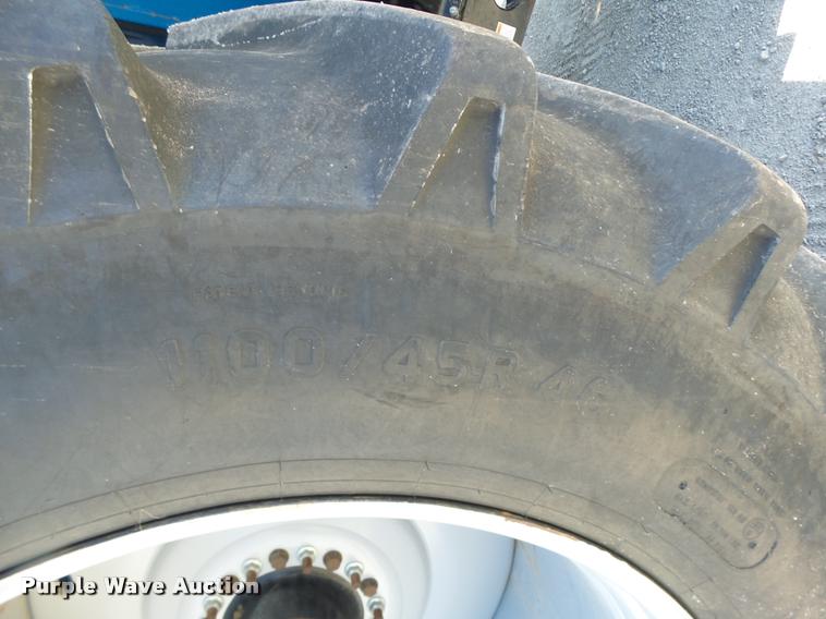 image for item DB5773 2013 Kinze 1100 grain cart