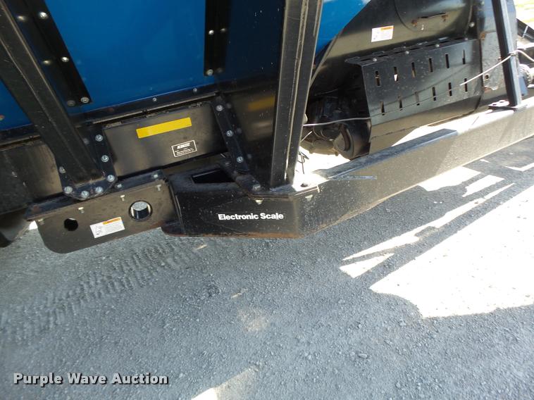 image for item DB5773 2013 Kinze 1100 grain cart
