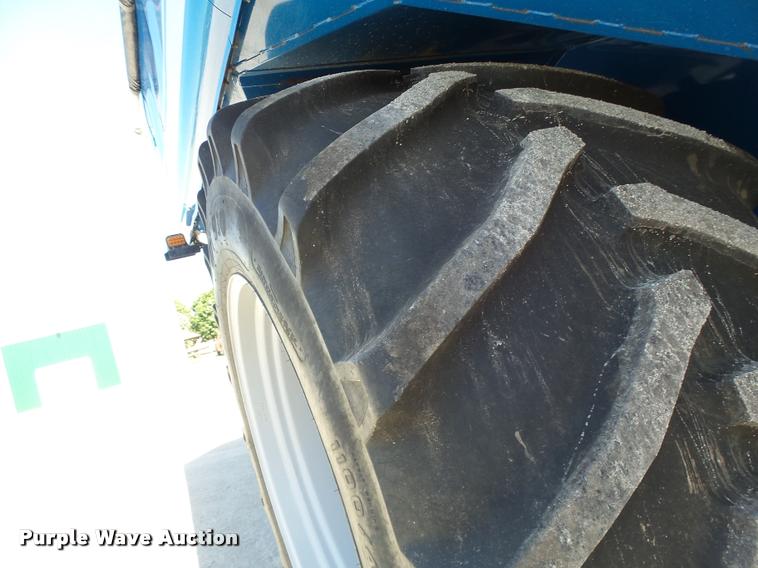 image for item DB5773 2013 Kinze 1100 grain cart