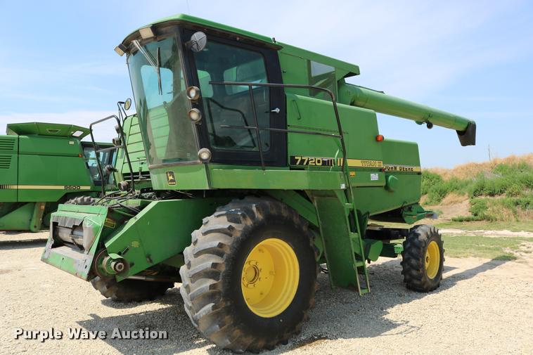 image for item DB9385 1986 John Deere 7720 combine