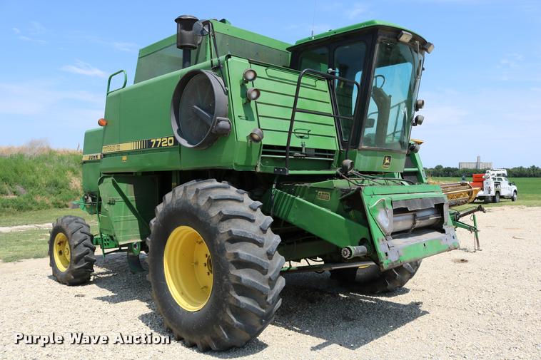 image for item DB9385 1986 John Deere 7720 combine