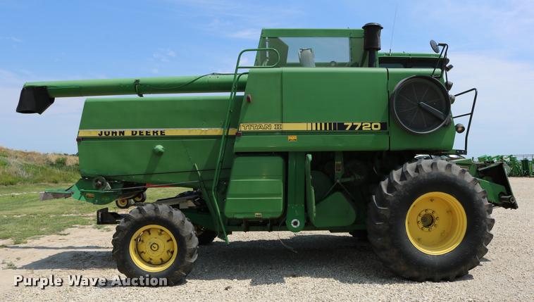 image for item DB9385 1986 John Deere 7720 combine