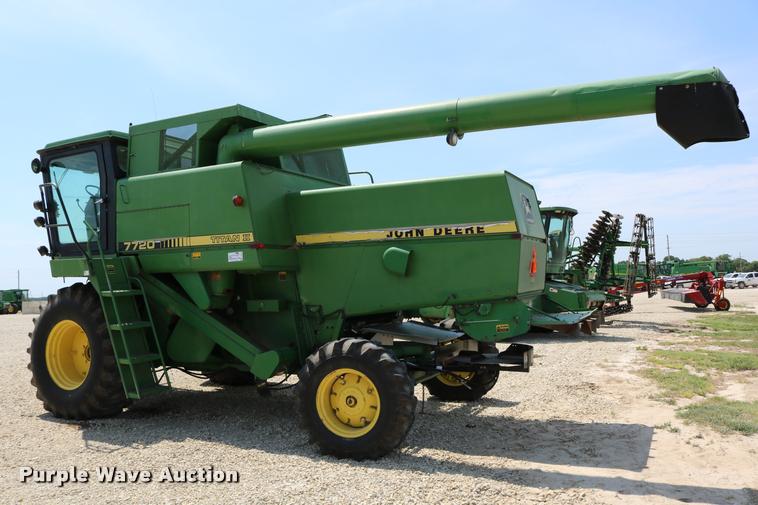 image for item DB9385 1986 John Deere 7720 combine