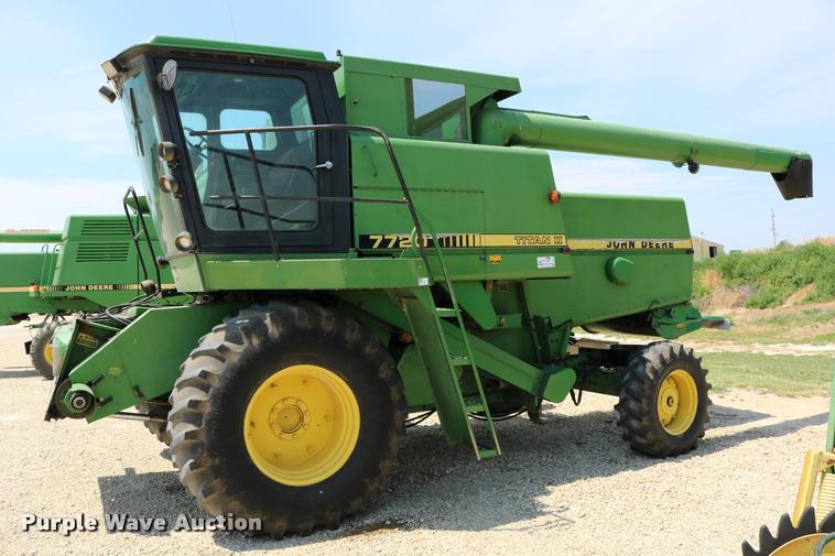 image for item DB9385 1986 John Deere 7720 combine