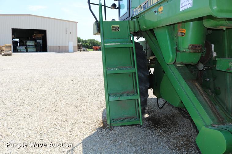 image for item DB9385 1986 John Deere 7720 combine