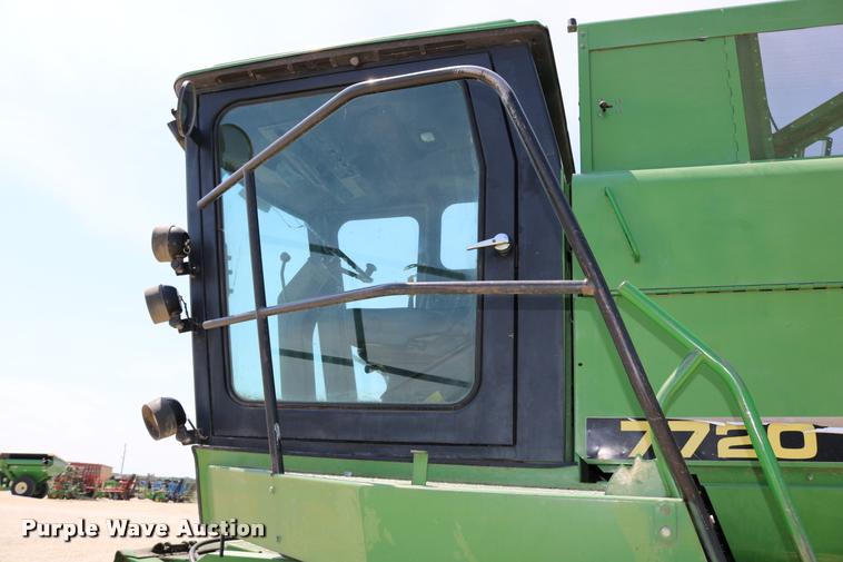 image for item DB9385 1986 John Deere 7720 combine